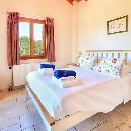 Villa Eleni With Pool, Walk To Secluded Evreti