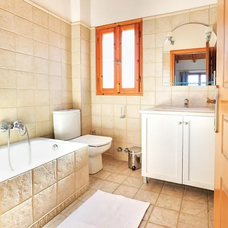 Eleni With Pool, Walk To Secluded Villa *